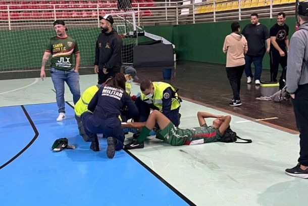Jogador &eacute; retirado de maca ap&oacute;s se lesionar em quadra com goteiras na Arena Brusque