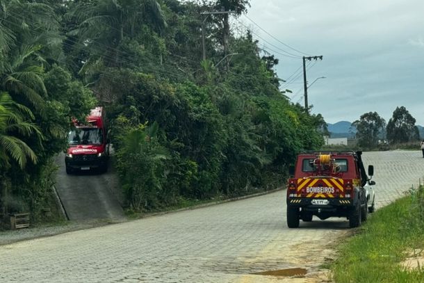 Jovem &eacute; abordado por dupla em moto e esfaqueado nas costas em Canelinha