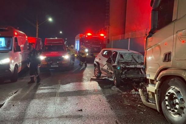 Jovem morre ao colidir carro contra caminh&atilde;o parado em Itaja&iacute;