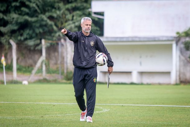 Lembra dele? Primeiro t&eacute;cnico estrangeiro do Brusque vive boa fase na Ar&aacute;bia Saudita