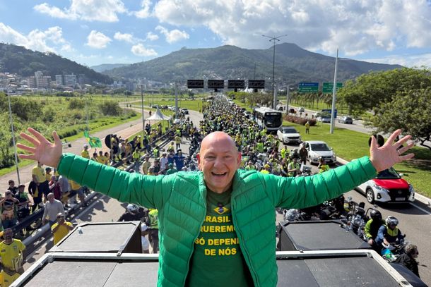 Luciano Hang participa de motociata em apoio a Fl&aacute;vio Bolsonaro em Florian&oacute;polis