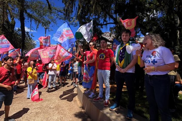 Manifesta&ccedil;&atilde;o em apoio a Lula re&uacute;ne apoiadores e lideran&ccedil;as do PT em Brusque