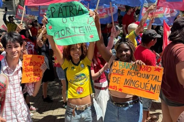 Manifesta&ccedil;&atilde;o em apoio a Lula re&uacute;ne apoiadores e lideran&ccedil;as do PT em Brusque