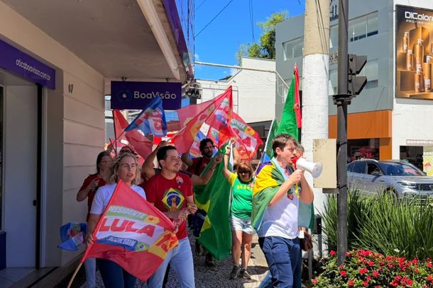Manifesta&ccedil;&atilde;o em apoio a Lula re&uacute;ne apoiadores e lideran&ccedil;as do PT em Brusque