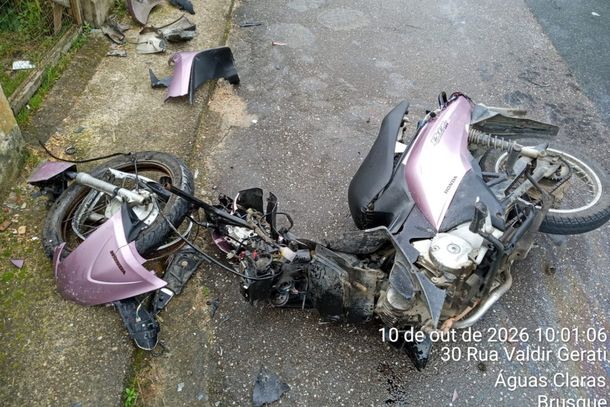 Motociclista fica ferida ap&oacute;s colis&atilde;o contra carro, no bairro &Aacute;guas Claras