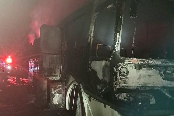 Motorhome fica destru&iacute;do em inc&ecirc;ndio no bairro Tomaz Coelho, em Brusque 