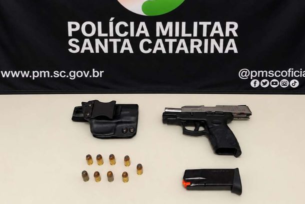 Motorista com CNH suspensa &eacute; flagrado com pistola e duas crian&ccedil;as no carro em Brusque