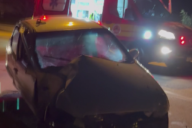 Motorista &eacute; arremessado para fora de carro ap&oacute;s colis&atilde;o contra poste em Brusque