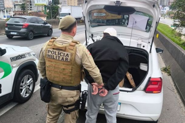 PM intercepta carro com quase 30 quilos de drogas na BR-101, em Itapema