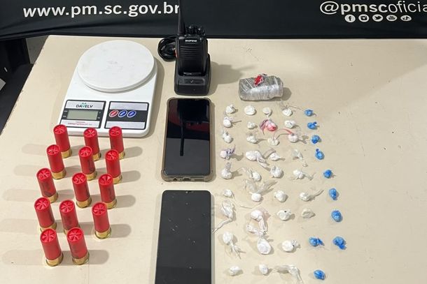 PM prende homem por tr&aacute;fico de drogas e apreende drogas e muni&ccedil;&otilde;es, em Tijucas