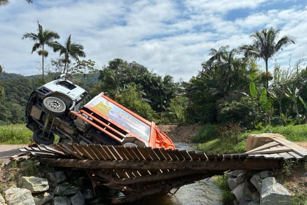 Ponte provis&oacute;ria n&atilde;o suporta passagem de caminh&atilde;o de lixo e cede em Gaspar