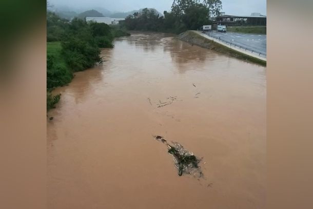Rio Itaja&iacute;-Mirim atinge pico de 3,99 metros e come&ccedil;a a baixar em Brusque