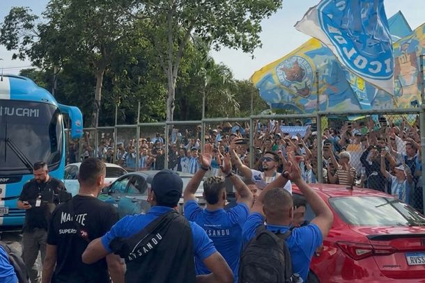 Torcida do Paysandu faz festa em aeroporto e esgota ingressos para decis&atilde;o com o Brusque