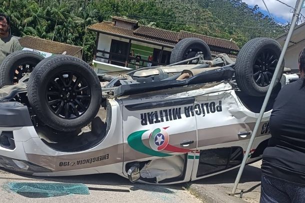 Viatura da Pol&iacute;cia Militar capota no bairro Tomaz Coelho, em Brusque