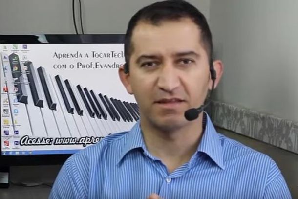 Professora ensinando seu aluno a tocar piano e gravar aula online