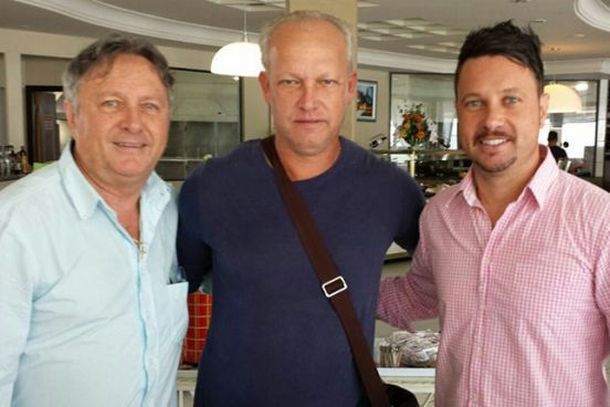 Danilo Rezini, Mauro Ovelha e Andr&eacute; Rezini, logo ap&oacute;s o encontro que selou o acordo com o treinador