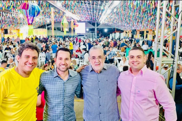 Da esquerda para a direita: Junior Piccoli (vice-prefeito), Dr. Tiago (prefeito), Waldomiro Lopes (deputado estadual) e Mikael Castro (vereador), durante o Junin&atilde;o 2025 em Buritama