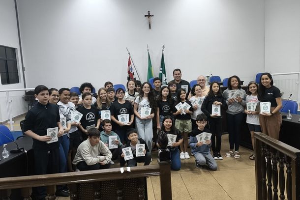 A visita foi conduzida pelos vereadores Anizio Antonio da Silva e Antonio Jos&eacute; de Oliveira Junior (Tonh&atilde;o da Editora).
