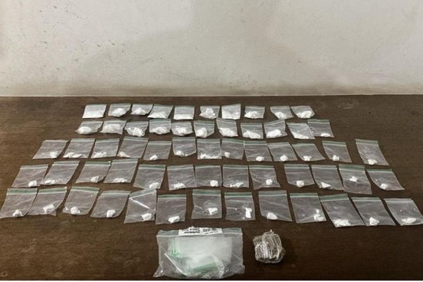 No local indicado, os policiais localizaram 60 papelotes de coca&iacute;na prontos para a venda, al&eacute;m de dezenas de embalagens tipo zip lock, geralmente utilizadas para acondicionar entorpecentes.