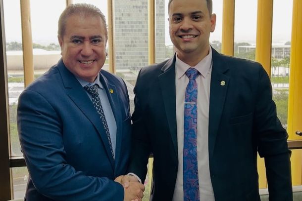 Deputado Jonas Donizete ao lado do vereador Mikael.