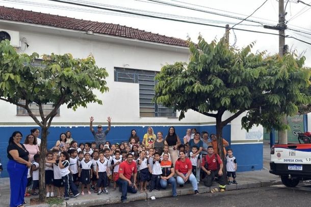 Visita da Base Comunit&aacute;ria de Bombeiros refor&ccedil;ou orienta&ccedil;&otilde;es sobre seguran&ccedil;a e uso de equipamentos de prote&ccedil;&atilde;o.