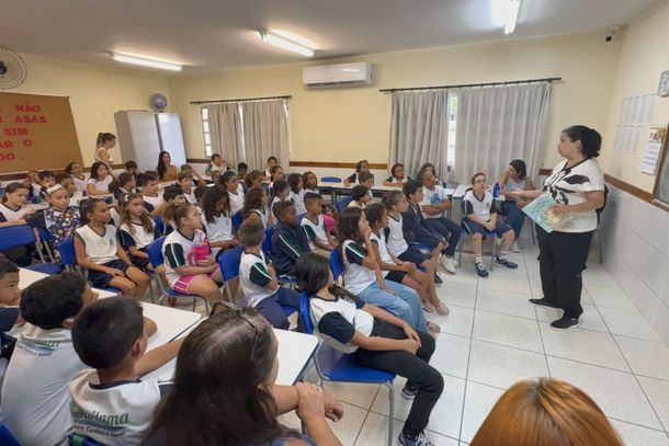 Escritora conversou com as crian&ccedil;as sobre os personagens de seus livros