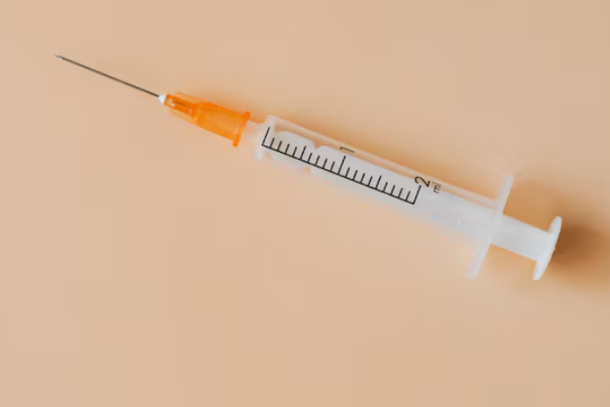 A&ccedil;&atilde;o refor&ccedil;a cuidados para evitar acidentes e contamina&ccedil;&atilde;o no lixo comum.