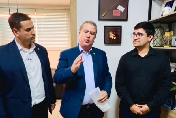 Vereador Mikael (&agrave; esq.), deputado federal Jonaz Donizette (ao centro) e Dr. David (&agrave; dir.)