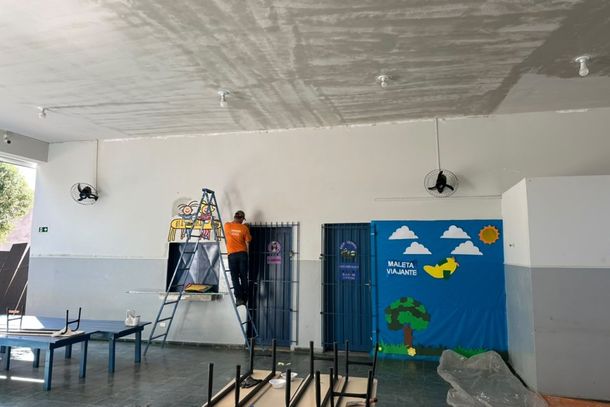 Equipe da prefeitura durante manuten&ccedil;&atilde;o na escola