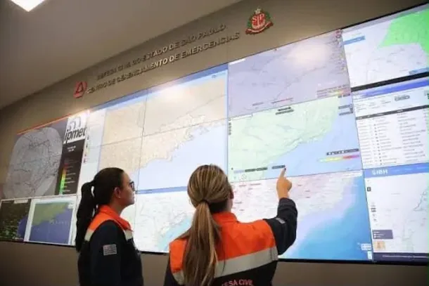 A Defesa Civil enviou seis alertas severos pelo sistema Cellbroadcast &agrave; popula&ccedil;&atilde;o do estado devido ao agravamento das condi&ccedil;&otilde;es meteorol&oacute;gicas e ocorr&ecirc;ncias relacionadas ao mau tempo na quarta-feira (29), que causaram tr&ecirc;s mortes