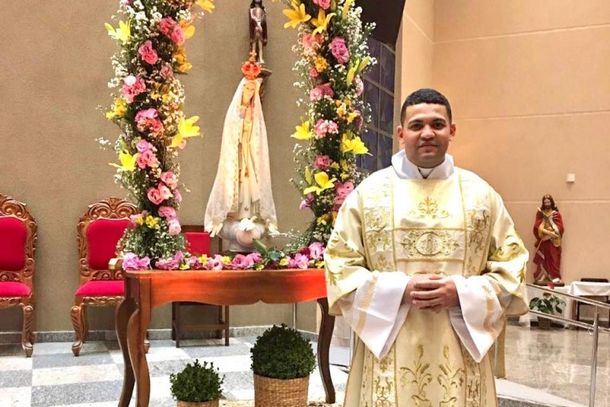 Padre Cristiano em uma das missas que ministrou em Caarap&oacute;.