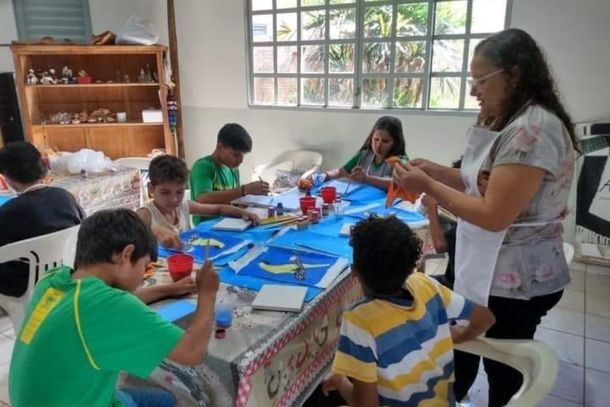 Professora Solange durante uma aula em 2022 na Associa&ccedil;&atilde;o de Arte e Artesanato Vale da Esperan&ccedil;a.