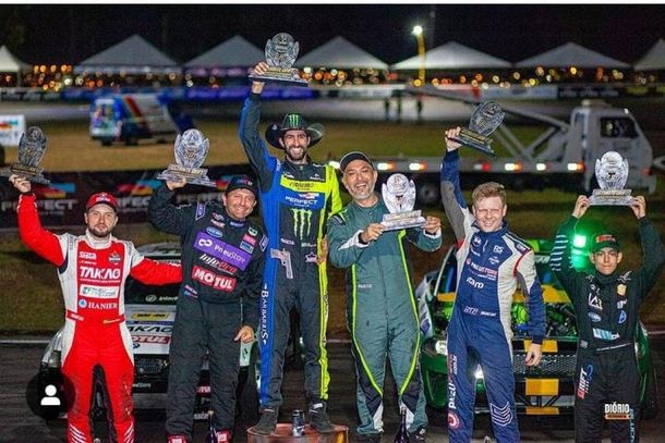 Comemora&ccedil;&atilde;o dos pilotos ap&oacute;s a conquista dos trof&eacute;us. Eder &eacute; o 4&deg; da esquerda para a direita.
