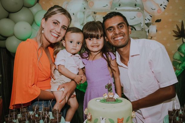 Neg&atilde;o tem 31 anos de idade, &eacute; casado com a Kelly e pai dos pequenos Helo&aacute; e  Jo&atilde;o Miguel.