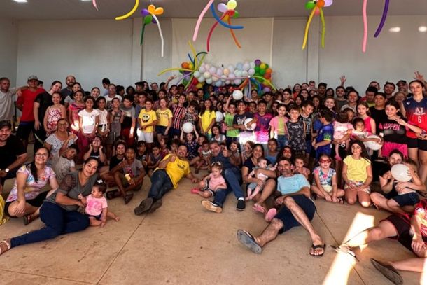 Crian&ccedil;as e volunt&aacute;rios durante o evento no &uacute;ltimo s&aacute;bado na Igreja Batista Nacional de Caarap&oacute;. 