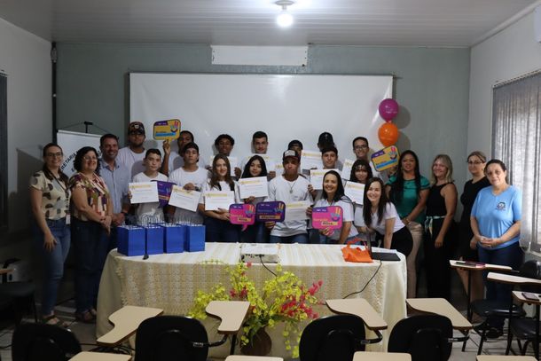 Formandos do Programa Ativa Juventude com autoridades municipais e representantes da Ra&iacute;zen 
