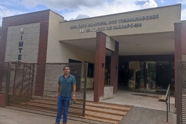 O atual presidente do SIMTED de Caarap&oacute;, Apolin&aacute;rio Candado, em frente &agrave; sede da entidade