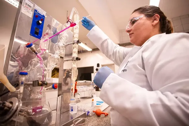 Pesquisadora em laborat&oacute;rio que desenvolve estudos sobre o setor