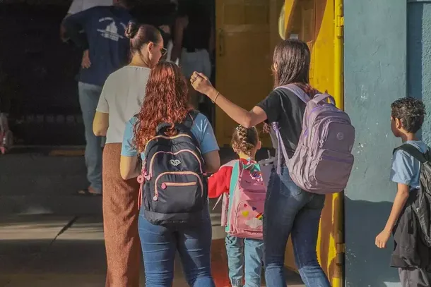 Estudantes de escola p&uacute;blica chegam para aula em Campo Grande (Foto: Marcos Maluf)
