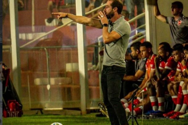 O t&eacute;cnico Paulo Massaro comandando o Galo da Capital