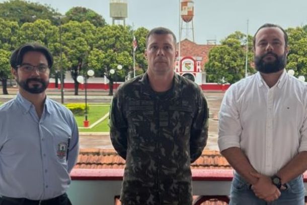 Michel Gil Coronel (E) com o tenente-coronel Daniel Falc&atilde;o Xavier de Souza e Andr&eacute; Arcangelo