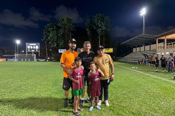 Deda com os atletas e Felipe dono do CT do CADA de Dourados e o captador do Atlhetico Paranaense