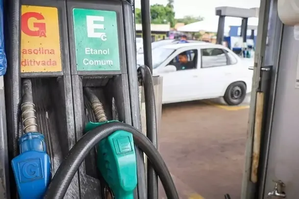 Bombas de gasolina e etanol em posto de combust&iacute;veis de Campo Grande (Foto: Henrique Kawaminami)
