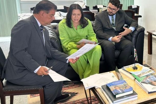 Jo&atilde;o Paulo Farias esteve  com  a prefeita Lurdes  em articula&ccedil;&otilde;es junto a importantes lideran&ccedil;as pol&iacute;ticas nacionais, entre elas os senadores Nelson Trad Filho (Foto)