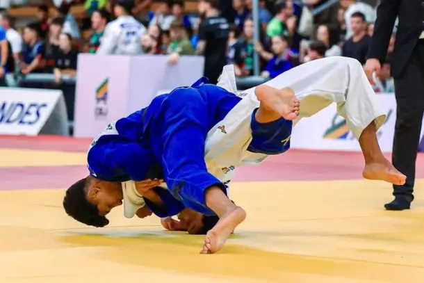 Judoca Marcos Paulo Silva, de 19 anos, em luta realizada durante competi&ccedil;&atilde;o nacional da modalidade (Foto: Arquivo Pessoal)