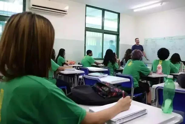 Professor dando aula para alunos de Escola Estadual de Mato Grosso do Sul. (Foto: &Aacute;lvaro Rezende)