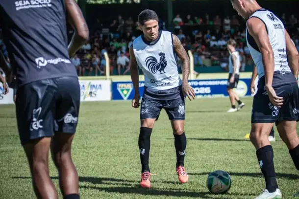 Jogadores do Oper&aacute;rio em aquecimento com bola (Foto: OFC/Divulga&ccedil;&atilde;o)