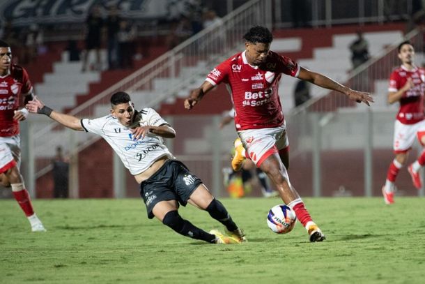 Vila Nova foi superior todo o jogo e marcou tr&ecirc;s vezes em cada tempo (Foto: @felipesurto/Oper&aacute;rio FC)