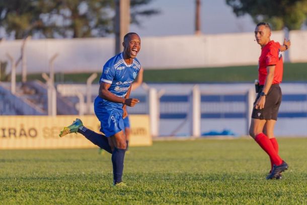 Vit&atilde;o, nos primeiros minutos de jogo, marcou o gol da vit&oacute;ria do Azul&atilde;o do Vale (Foto: Ribero Jr)