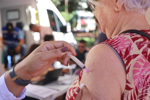 Idosa tomando vacina da gripe durante Dia D na Pra&ccedil;a Ary Coelho (Foto: Paulo Francis)